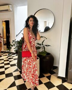 Kamna Jethmalani Instagram - Hola 👋 
Have an amazing week ahead ❤️🌸

@ukiyostays 
Outfit - @mango