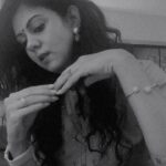 Kamna Jethmalani Instagram - How I love these old songs ❤️❤️ #reels #bollywood #oldsongs #oldsoul #oldsouls #rajhmundry #workmode #expression #eyes #blackandwhite #kamnajethmalani