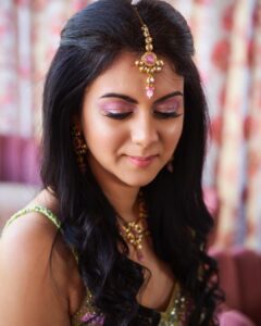 Kamna Jethmalani Instagram - Absolutely loving this soft dewy look . A perfect look for day and night . Thank you @roshneechawla_makeupandhair for making me look like a doll. 
Clicked by - @sandeep.mv 
Outfit- @seasonsmumbai 
Hair and makeup - @roshneechawla_makeupandhair 

#makeuplook #ethnic #green #pink #colours #smile #bangalorediaries