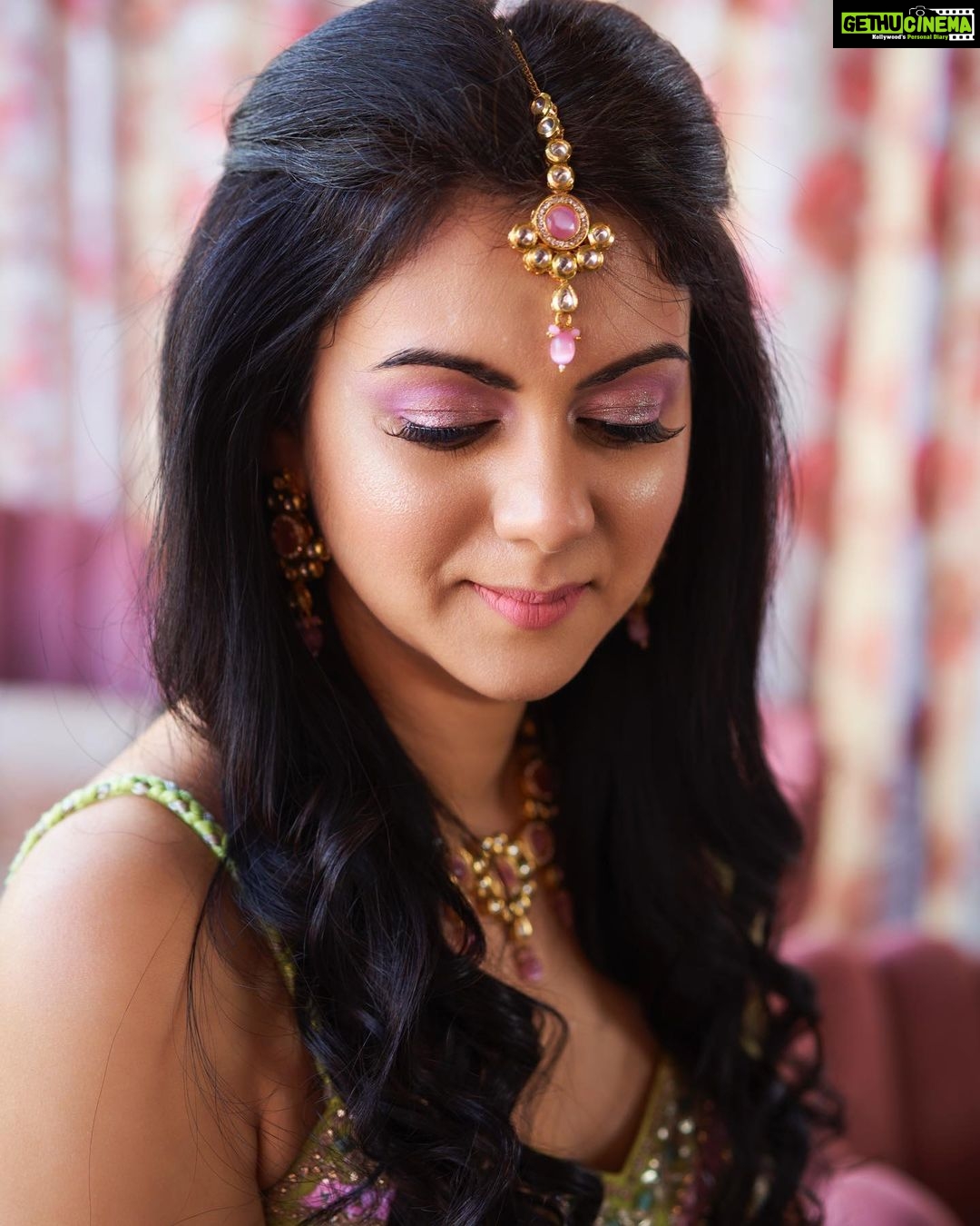 Kamna Jethmalani - 9.5K Likes - Absolutely loving this soft dewy look . A perfect look for day and night . Thank you @roshneechawla_makeupandhair for making me look like a doll.
Clicked by - @sandeep.mv
Outfit- @seasonsmumbai
Hair and makeup - @roshneechawla_makeupandhair
#makeuplook #ethnic #green #pink #colours #smile #bangalorediaries