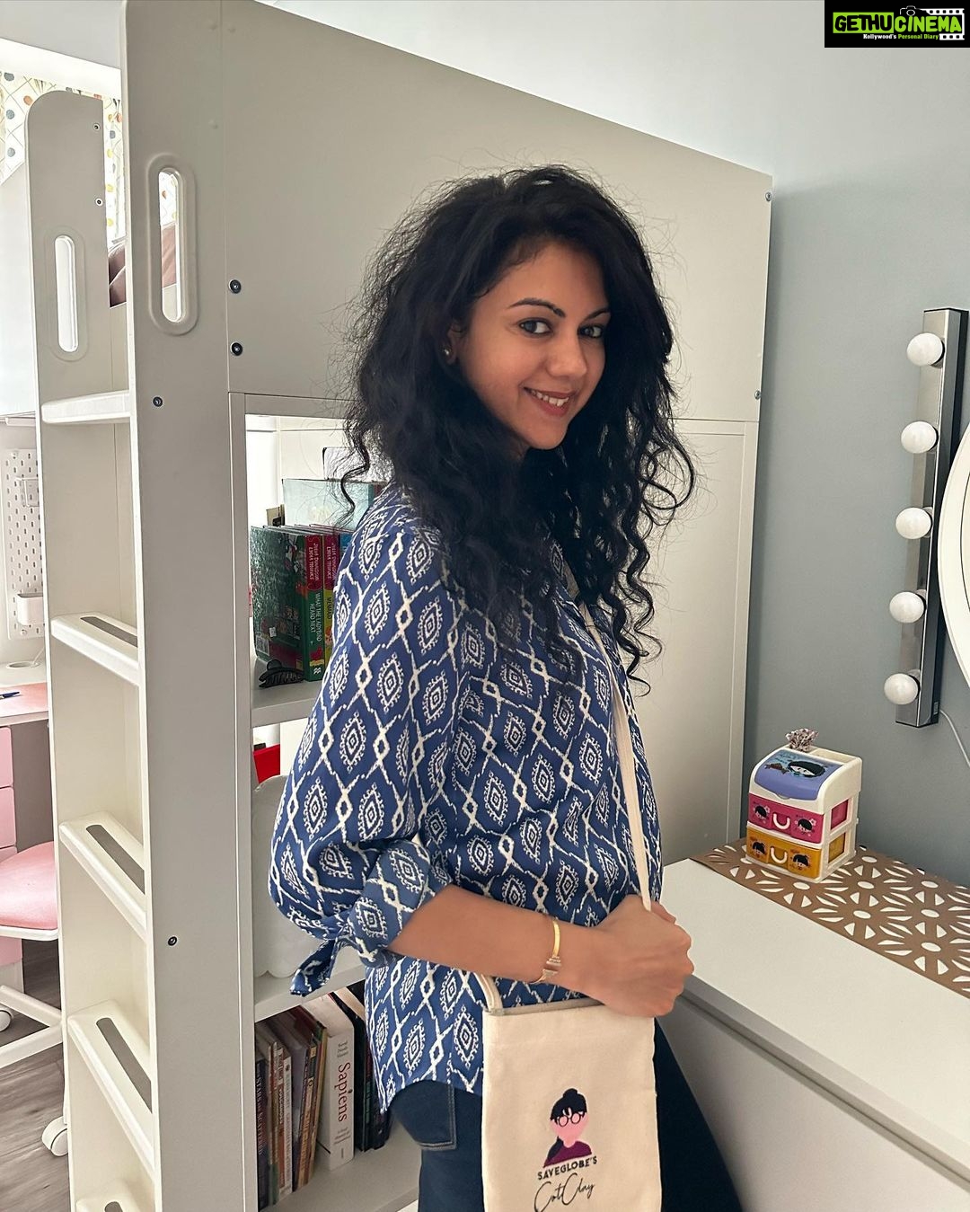 Kamna Jethmalani Instagram - Thank you @saveglobecotclay for sending across these lovely bags. They are eco- friendly and the designs are so cute . Loved the design and style. Enjoying using them 🌸🌸 @saveglobecotclay