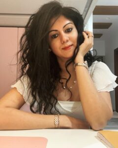 Kamna Jethmalani Instagram - Time flies over us but leave a shadow… So use your time wisely 🌸❤️ 

Top - @zara 
Accessories- @hm 
Watch - @bulgari