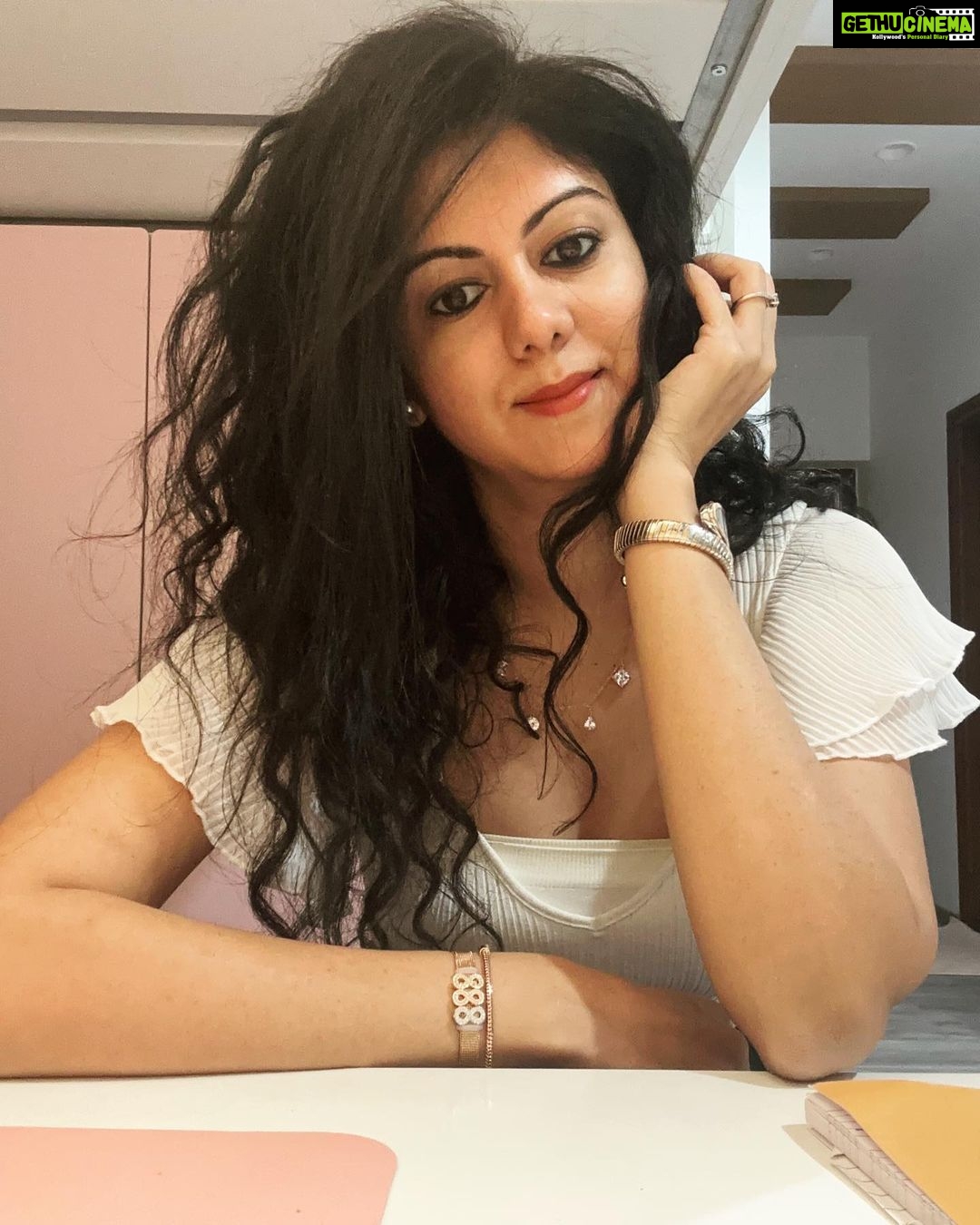 Kamna Jethmalani - 7.7K Likes - Time flies over us but leave a shadow… So use your time wisely 🌸❤️
Top - @zara
Accessories- @hm
Watch - @bulgari