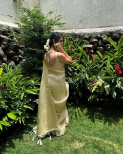 Kamna Jethmalani Instagram - Weekend is here already…
Have an amazing one …
Saree - @nallisilksarees
