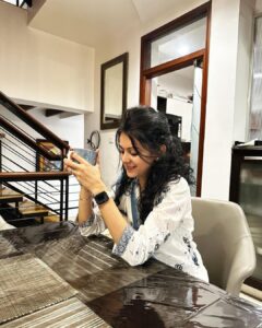 Kamna Jethmalani Instagram - It’s a new week …. 
Have an amazing one 🌸🌸🌸
Don’t forget to smile and remember you are special 😊😊
Lots of love ❤️