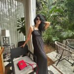 Kamna Jethmalani Instagram - Happy Sunday people 😁 Outfit- From Lokhandwala Bag - @katespadeny Shades - @burberry Beautiful villa - @ukiyostays