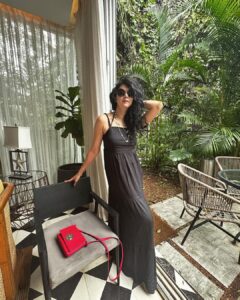 Kamna Jethmalani Instagram - Happy Sunday people 😁

Outfit- From Lokhandwala 
Bag -  @katespadeny 
Shades - @burberry 
Beautiful villa - @ukiyostays