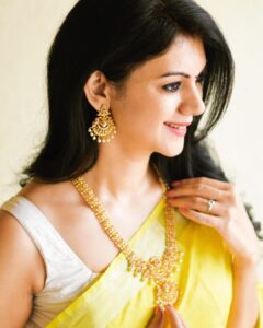 Kamna Jethmalani Instagram - I have always had a thing for temple jewellery and when I received this beautiful temple set by @jewelerybysusmitha I was super excited to wear it and flaunt it. 
Just loved the set. 
Thank you @jewelerybysusmitha for giving me this beautiful set🌸🌸

Saree - @nallisilksarees 
Jewellery- @jewelerybysusmitha