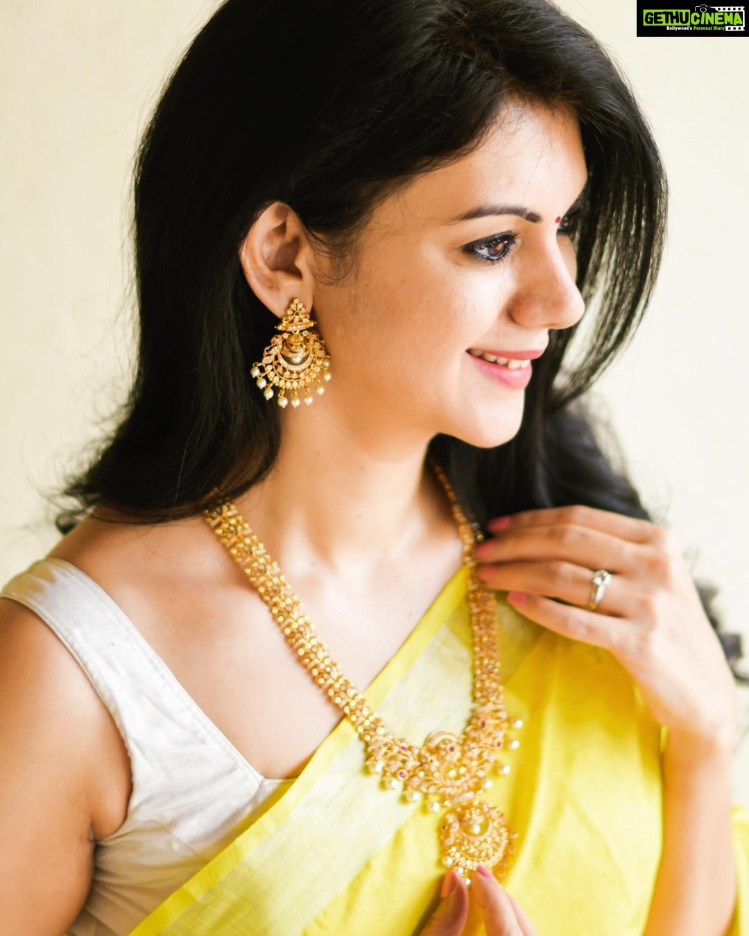 Kamna Jethmalani - 7.9K Likes - I have always had a thing for temple jewellery and when I received this beautiful temple set by @jewelerybysusmitha I was super excited to wear it and flaunt it.
Just loved the set.
Thank you @jewelerybysusmitha for giving me this beautiful set🌸🌸
Saree - @nallisilksarees
Jewellery- @jewelerybysusmitha