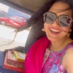 Kamya Punjabi Instagram – Diwali Ki Mithai aur #autorickshaw ride everything is wow ❤️ 
Happy Diwali from us to you 🙏🏻❤️ 
@aachho