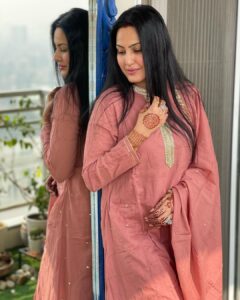 Kamya Punjabi Instagram - Happy Karwa Chauth all you beautiful ladies ❤️ Dont forget lots of gifts n pampering from ur husband 😉 
#happykarwachauth #kamyapunjabi 
Outfit @chidiyaaonline