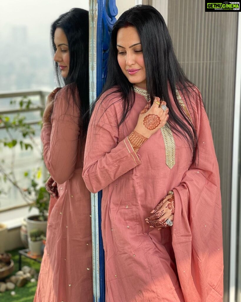 Kamya Punjabi Instagram - Happy Karwa Chauth all you beautiful ladies ❤ Dont forget lots of gifts n pampering from ur husband 😉 #happykarwachauth #kamyapunjabi Outfit @chidiyaaonline