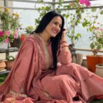 Kamya Punjabi Instagram – Happy Karwa Chauth all you beautiful ladies ❤️ Dont forget lots of gifts n pampering from ur husband 😉 
#happykarwachauth #kamyapunjabi 
Outfit @chidiyaaonline