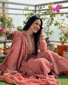 Kamya Punjabi Instagram - Happy Karwa Chauth all you beautiful ladies ❤️ Dont forget lots of gifts n pampering from ur husband 😉 
#happykarwachauth #kamyapunjabi 
Outfit @chidiyaaonline