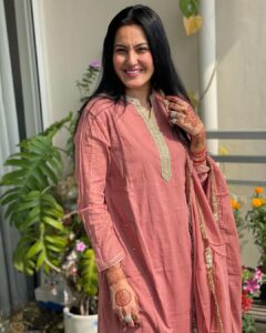 Kamya Punjabi Instagram - Happy Karwa Chauth all you beautiful ladies ❤️ Dont forget lots of gifts n pampering from ur husband 😉 
#happykarwachauth #kamyapunjabi 
Outfit @chidiyaaonline