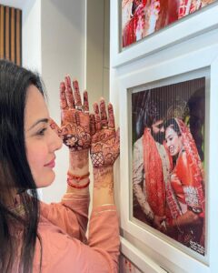 Kamya Punjabi Instagram - Happy Karwa Chauth all you beautiful ladies ❤️ Dont forget lots of gifts n pampering from ur husband 😉 
#happykarwachauth #kamyapunjabi 
Outfit @chidiyaaonline