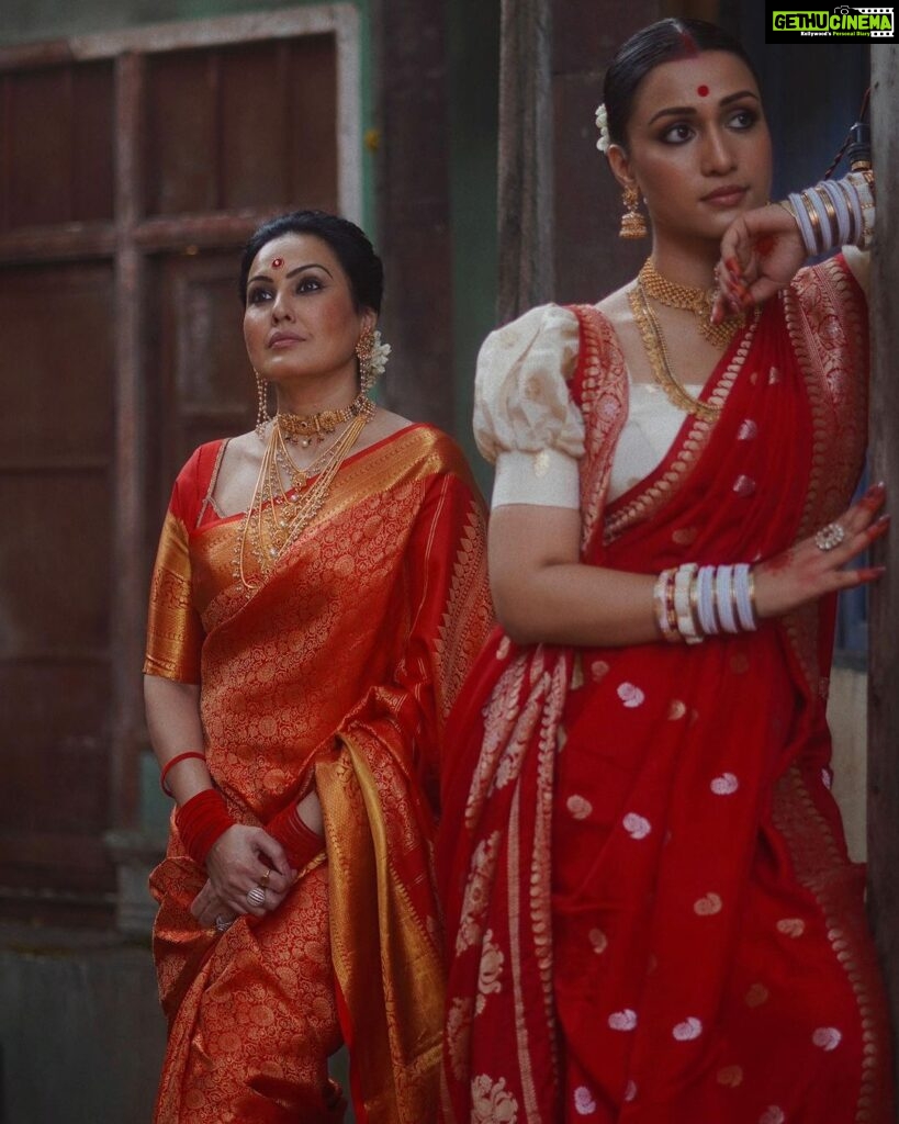 Kamya Punjabi Instagram - When u have such talented co actors photos toh banti hai 😍 With my beautiful Mummun Didun aur Mummun ki jodi 🫶 Pic credit @abhishekrawat_actor