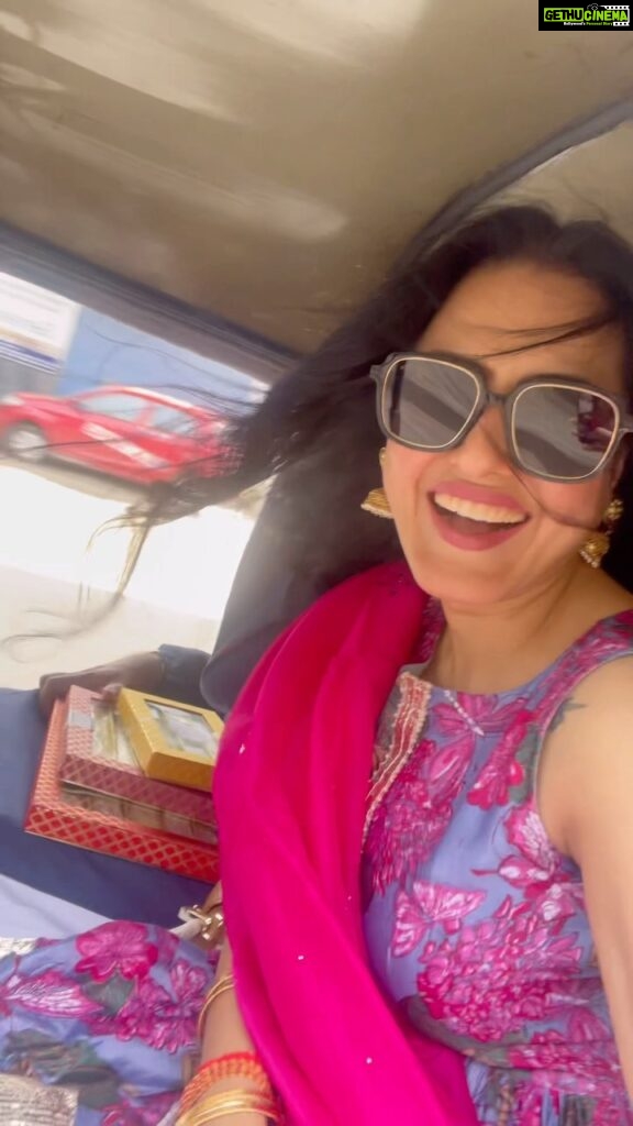 Kamya Punjabi Instagram - Diwali Ki Mithai aur #autorickshaw ride everything is wow ❤️ Happy Diwali from us to you 🙏🏻❤️ @aachho