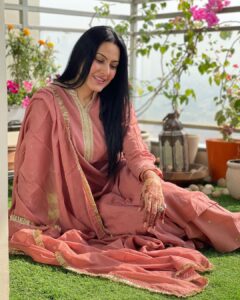 Kamya Punjabi Instagram - Happy Karwa Chauth all you beautiful ladies ❤️ Dont forget lots of gifts n pampering from ur husband 😉 
#happykarwachauth #kamyapunjabi 
Outfit @chidiyaaonline