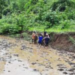 Kanchi Kaul Instagram - Getting mucky with it 😂😂😂😂😂As you sow so shall you reap ✅🌳🎋 #sowingseason #monsoon #organic #oldfashionedfood #theadventuresofAI #farmlife #neveradullmoment