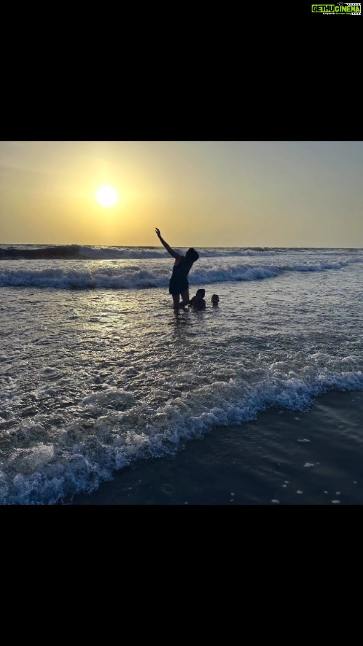 Kanchi Kaul Instagram - Obsessing over sunsets and beach days forever π
πwith my favs π #happyholidays #itsbetteringoa #wildlings #theadventuresofAI #loveisallweneed #reels #reelsinstagram