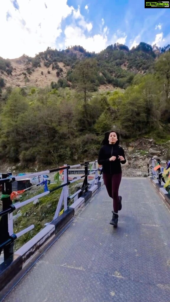 Kanchi Kaul Instagram - Me jogging vs them taking a stroll 🤪 #neveradullmoment #reels #reelsinstagram