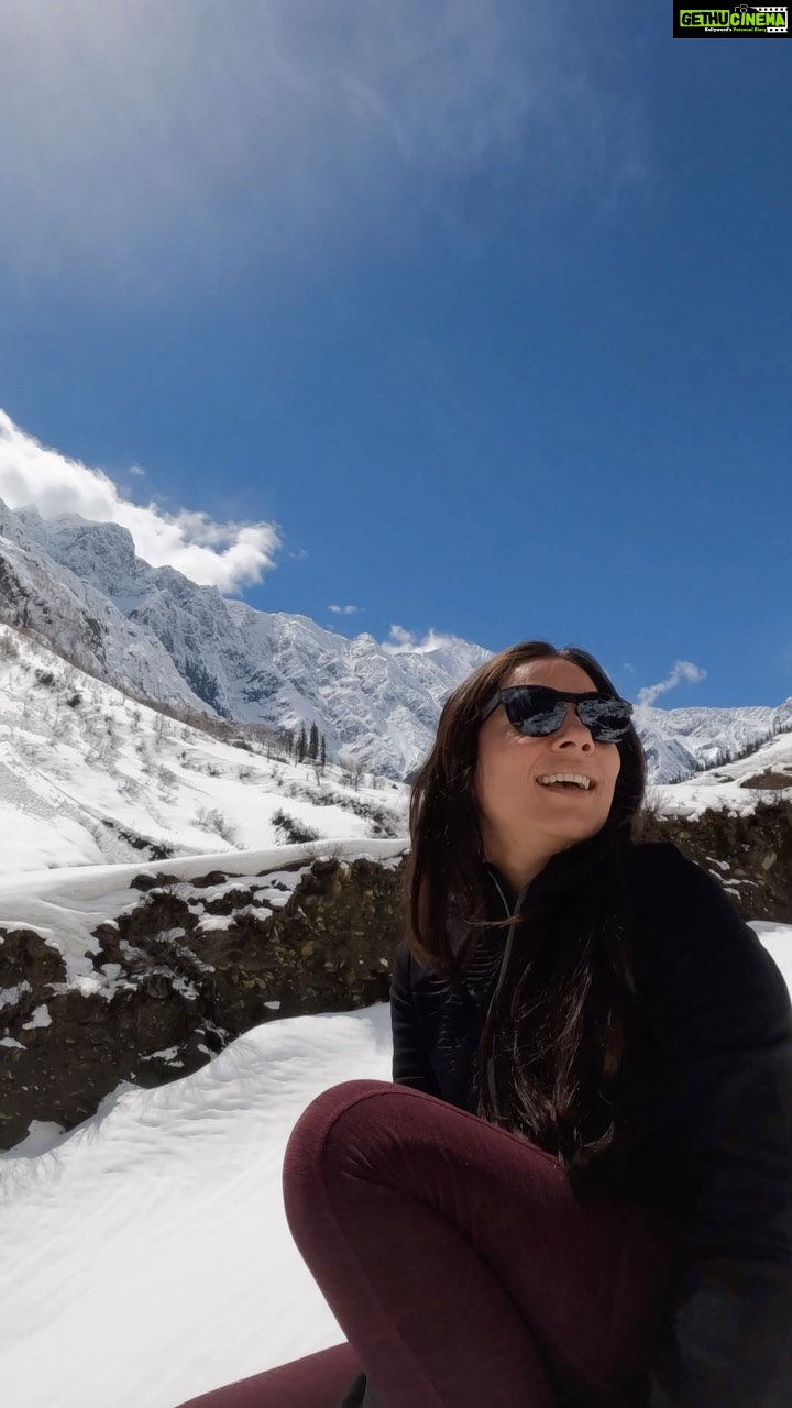 Kanchi Kaul Instagram - Snow !!!! It’s beautiful and it’s harsh. It makes the world white and bright, but it can make even the smallest thing hard to do . Washroom breaks are tough !!! The roads are a nightmare to drive.!!! The list goes on …. But , There are so many ways to look at snow, so many things to feel with snow, so many ways it changes the world and everything in it. Snow hits all your senses, you can see it’s whiteness and you can feel its sting and its melt. You can hear how it muffles sound. You can be stopped by its substance. You can slip on it too. Snow is real and tangible and then it can just melt away as quickly as it came … leaving no trace. Piles and piles can show up overnight and then be gone in a day. Snow is lovely and terrifying. Things hurt and are soothed simultaneously. This is snow’s weird beauty and its weird magic. But winter snowfall is so so so MAGICAL . ❄️☃️🎿🏔️❤️🫶🏻 #mountains #himalayas #incredibleindia #wanderlust #incredibleindia #mothernature #wildandfree #snow #reels #reelsinstagram