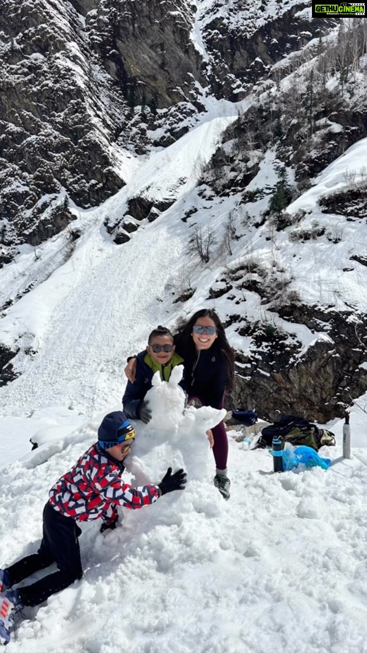 Kanchi Kaul Instagram - Snowballin to snowmans ❄️☃️❄️☃️🏔️…. #beautifulday #nature #snow #mountaintreks #solitary #theadventuresofAI #neveradullmoment #reelsinstagram #reels