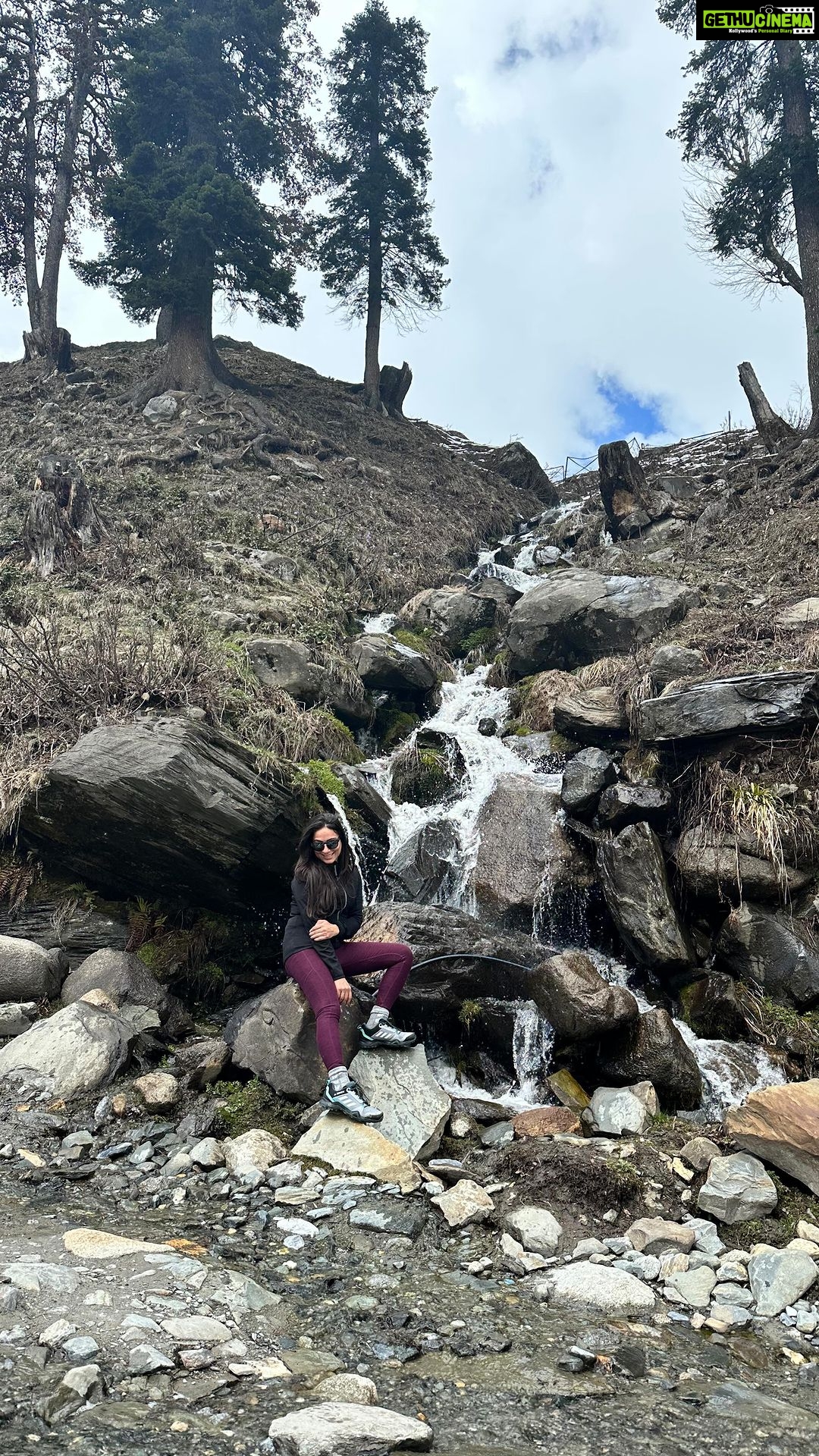 Kanchi Kaul Instagram - Snow trek pit stops at 9500 ft be like …. #himalayas #bakartachtrek #glacierwater #beaskund #mountains #wanderlust #reels #reelsinstagram #nature #minusdegrees