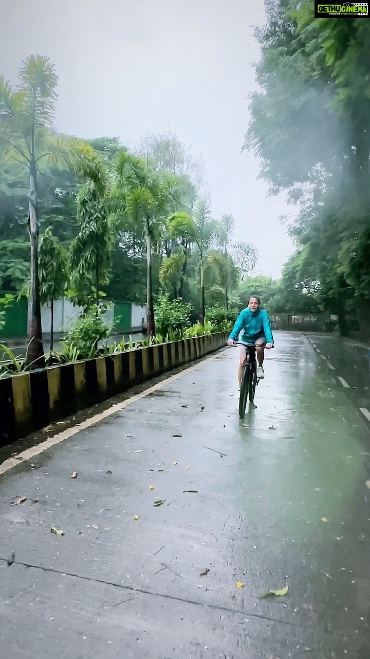 Kanchi Kaul Instagram - Best time to ride …. #monsoon #bestvehicle #joy #reels 🚴♀️🚴♀️