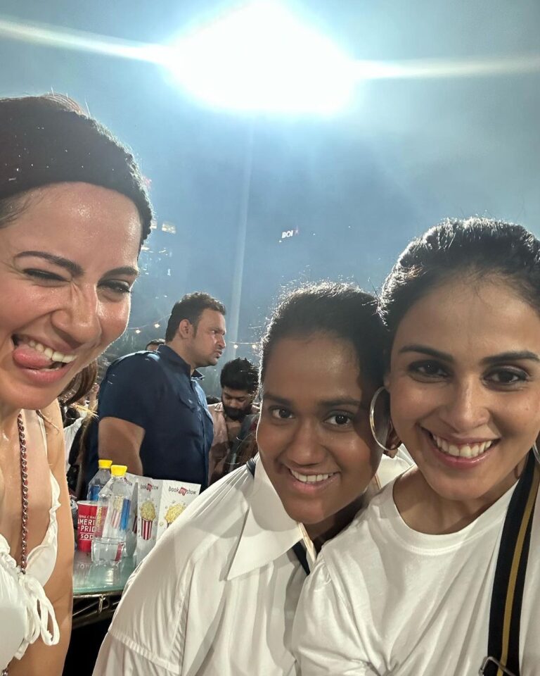 Kanchi Kaul Instagram - Relived that teen boy band buzz and how !!! Loud voices. Biggest smiles and lotsa love ( बहुत मज्जा आया )😜🤪🥰 …. #backstreetboys #concert #mygirls #whynot @arpitakhansharma @geneliad