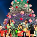 Kanchi Kaul Instagram - The christmas madness officially begins 🎄💚🎉🥳🧑‍🎄🎊 #carnival #winterwonderland #thrills #family #santa #ferriswheel #colorful #music #theadventuresofAI #neveradullmoment #reels #reelsinstagram