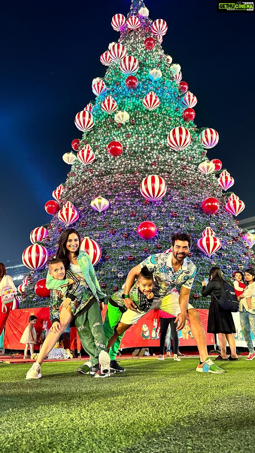 Kanchi Kaul Instagram - The christmas madness officially begins ππππ₯³π§βππ #carnival #winterwonderland #thrills #family #santa #ferriswheel #colorful #music #theadventuresofAI #neveradullmoment #reels #reelsinstagram