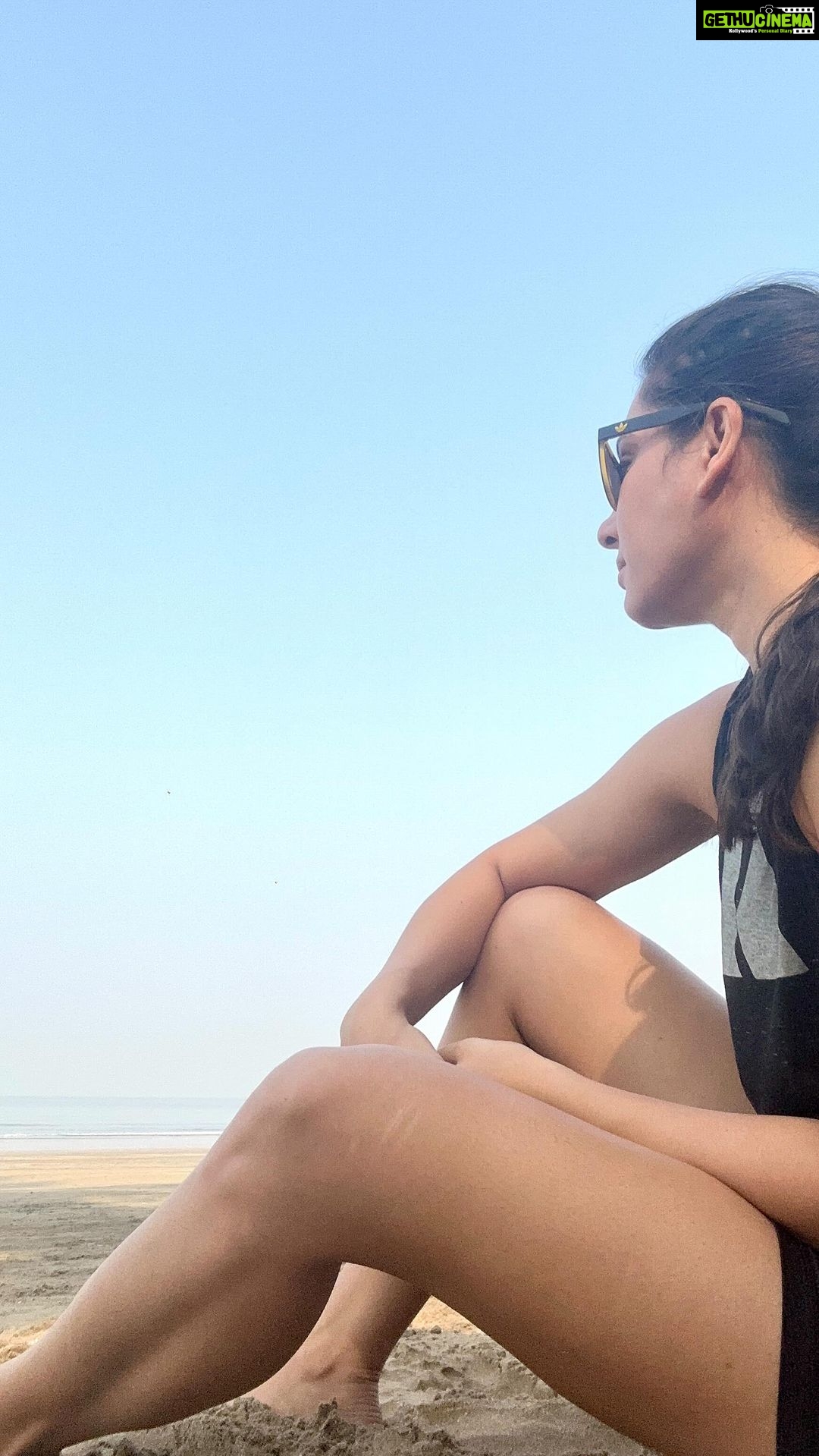 Kanchi Kaul Instagram - Create the life you cant wait to wake up to ….. #earlymorning #beach #airplanes #breathe 🚴♀️🚴♀️🚴♀️🥰 #reels #reelsinstagram