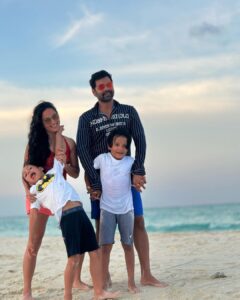 Kanchi Kaul Instagram - Its never about what we have , its who we have ……. #family #loveisallweneed #vitaminsea #tropiclikeitshot #happydays  @shabirahluwalia @azaiahluwalia @ivarrahluwalia 🧿💖