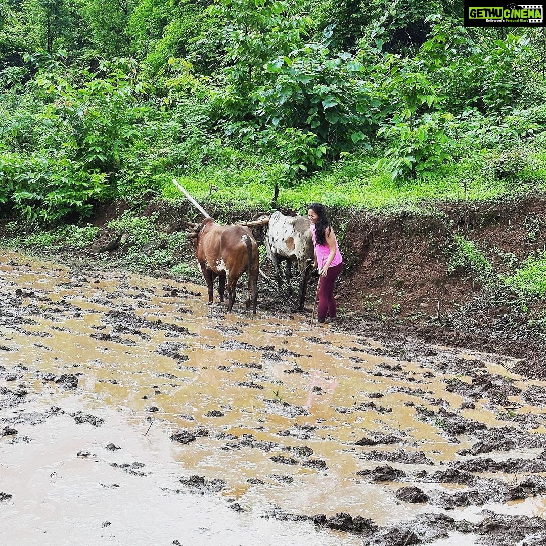 Kanchi Kaul Instagram - Getting mucky with it 😂😂😂😂😂As you sow so shall you reap ✅🌳🎋 #sowingseason #monsoon #organic #oldfashionedfood #theadventuresofAI #farmlife #neveradullmoment