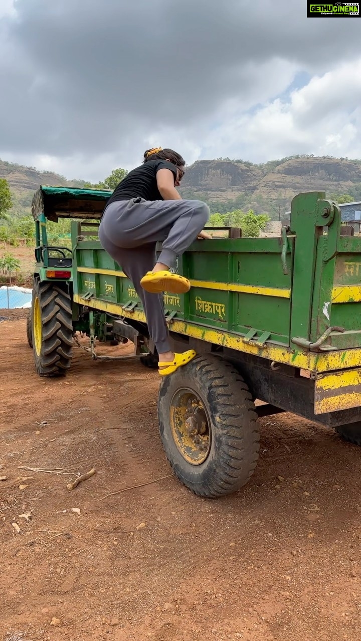 Kanchi Kaul Instagram - And this is how we get our stones from the riverbed… obviously the excitement is ridiculously awesome!!!! #projectlily #farming #theadventuresofAI #neveradullmoment #gadgetfreechildhood #trucks #happyholidays 🚛🚛🚛