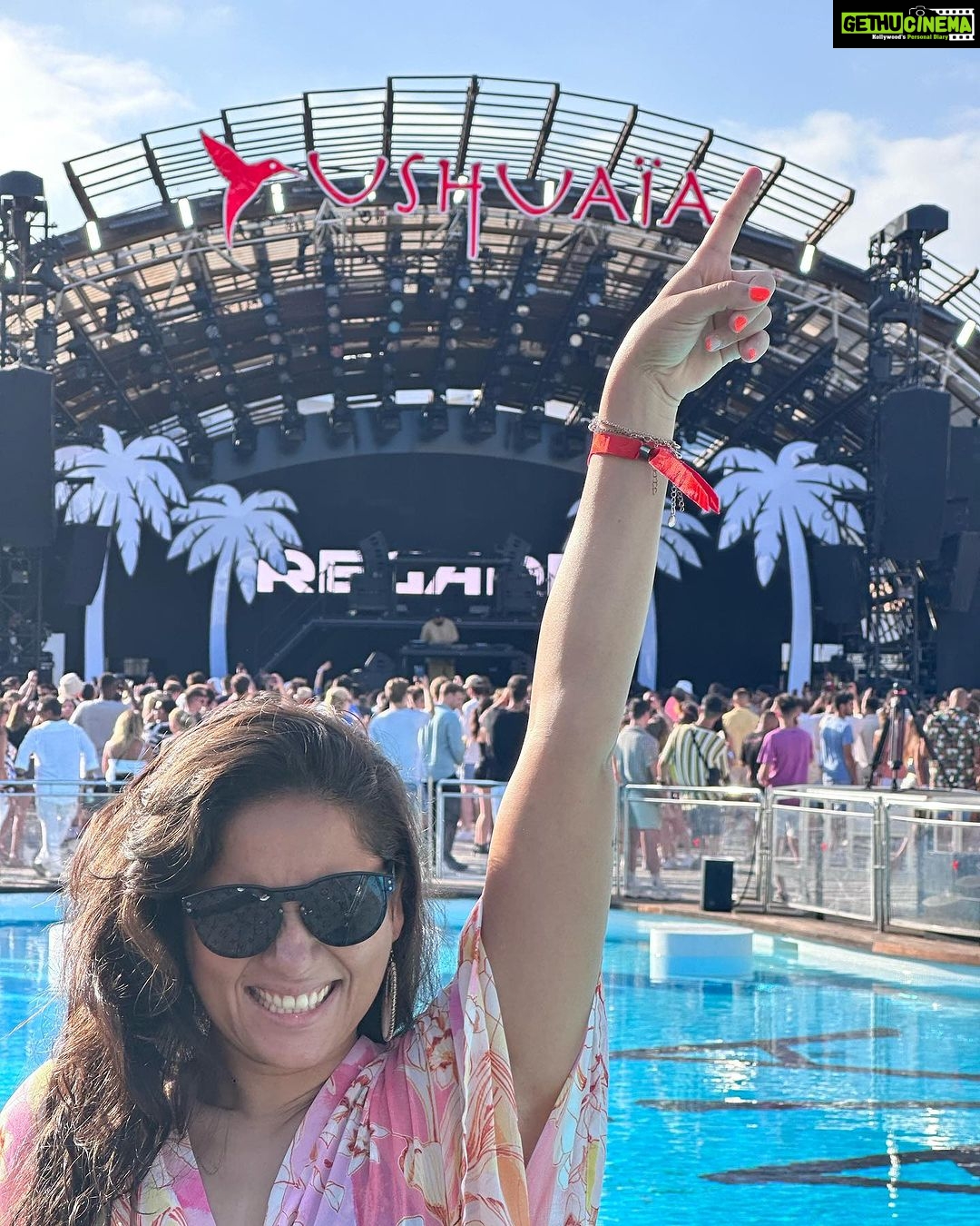 Kanchi Kaul Instagram - Warning: Ibiza may cause an uncontrollable urge to dance like nobodys watching 😃👻💃☀️💖 #ibiza #summer #dayscenes ⬅️⬅️