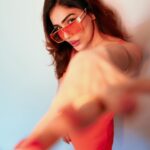 Kangna Sharma Instagram - किसने तोड़ा दिल हमारा ?ये कहानी फिर सही✔️ Video by - @b.runphotography Mua - @makeup_asfaque Kangnasharma16 #beauty #look #orang #feel #reelitfeelit❤️❤️