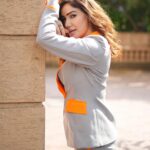 Kangna Sharma Instagram - “Wearing confidence in shades of Orange suit 🙌🏻 Wearing- @meeamifashion MUA - @makeup_asfaque 📸 - @b.runphotography Edit - @safyanali_retouching
