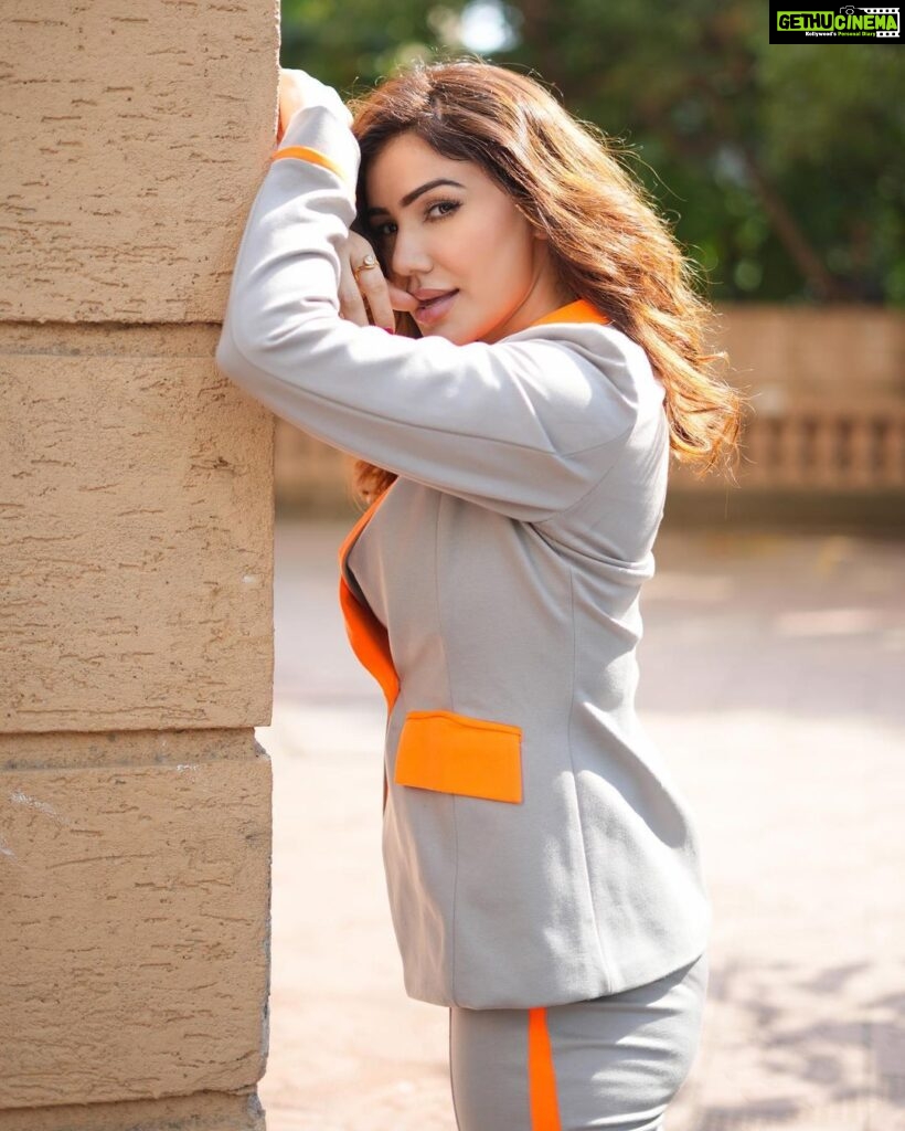 Kangna Sharma Instagram - “Wearing confidence in shades of Orange suit 🙌🏻 Wearing- @meeamifashion MUA - @makeup_asfaque 📸 - @b.runphotography Edit - @safyanali_retouching