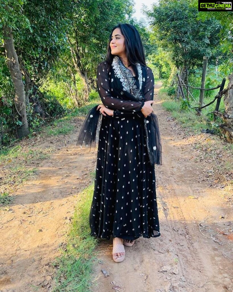 Kanmani Manoharan Instagram - #kanmanimanoharan✨ Outfit @_gina_couture Styling @keziah_costume_stylist #kanmanimanoharan✨ #outfits #shoot #song #lyrics #black #favorite #salwar