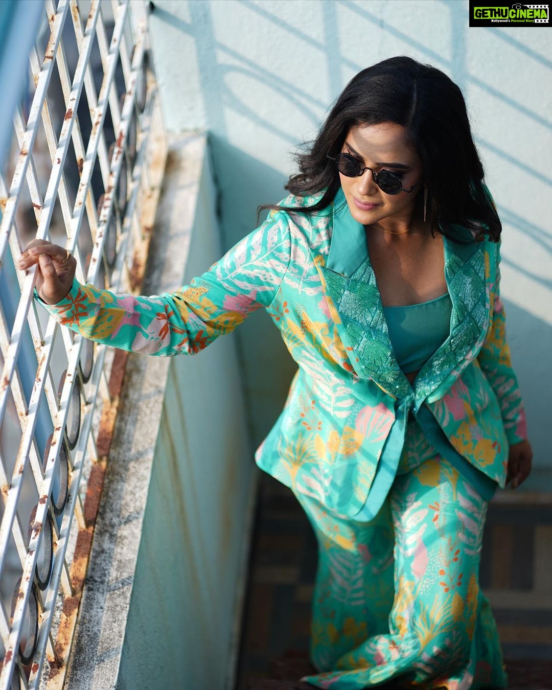 Kanmani Manoharan Instagram - #kanmanimanoharan✨ Makeover @kalaiartistry Shot @sathish_photography49 Outfit @diademstore.in Styling @keziah_costume_stylist #zee #zeetamil #award #television #actress #zee5 #trending