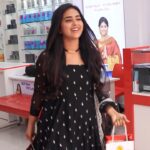 Kanmani Manoharan Instagram - Twice the joy with the second showroom of Namba Sathya in Kanchipuram which inaugurated in motive to fullfill all needs of Kanchipuram makkals.. Excitung offers cashbacks and gifts nu kanchipuram eh kalakatta poguthu.. Nevertheless, tickets for the film starring thalapathy Vijay LEO is available for the customers who purchase at Satya showroom @sathya.retail so go and grab all you need under one roof #sathyaagencies #sathya #kanchipuram #kanmani #trendingreel