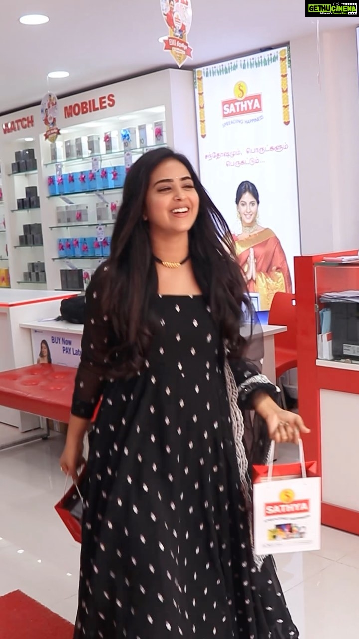 Kanmani Manoharan Instagram - Twice the joy with the second showroom of Namba Sathya in Kanchipuram which inaugurated in motive to fullfill all needs of Kanchipuram makkals.. Excitung offers cashbacks and gifts nu kanchipuram eh kalakatta poguthu.. Nevertheless, tickets for the film starring thalapathy Vijay LEO is available for the customers who purchase at Satya showroom @sathya.retail so go and grab all you need under one roof #sathyaagencies #sathya #kanchipuram #kanmani #trendingreel