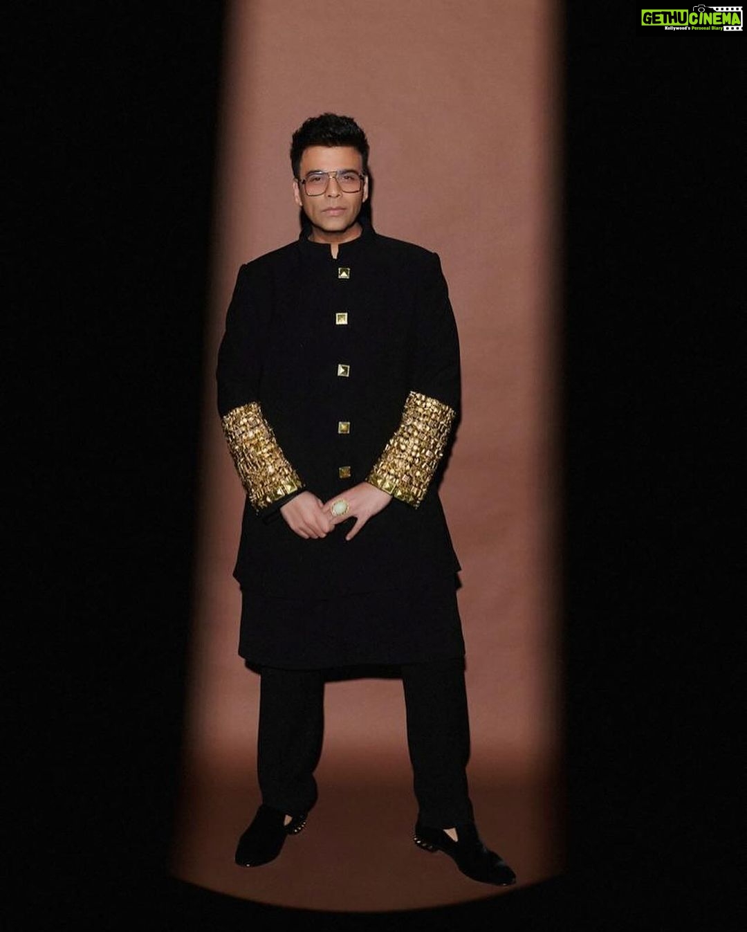 Karan Johar Instagram - The season kicks off with the party of the year hosted by the unstoppable @manishmalhotra05 β¦ my posing partner in pretty pink @farahkhankunder β¦ Styled by @ekalakhani in @manishmalhotraworld π· @thehouseofpixels