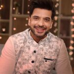 Karan Kundrra Instagram - Enhance your festive experiences with the captivating #FestiveAura, thanks to the remarkable vivo V29's Night Portrait with Smart Aura Light. Can you spot the remarkable difference in the aura light feature? Enrich your festive season by treating yourself to the unmatched delight of owning the vivo V29 today! #vivoV29 #TheMasterpiece #DelightEveryMoment #ThePortraitMasterpiece #vivoindia