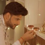 Karan Kundrra Instagram - Mom ko as promised #FestiveAura ki photo bhej di hai aur unko pasand bhi aa gayi 😊 @vivo_india V29’s Night Portrait with Smart Aura Light feature ne low light situation master karwa di. You go get yours today on vivo.com/in! #vivoV29 #TheMasterpiece #DelightEveryMoment #ThePortraitMasterpiece #vivoindia