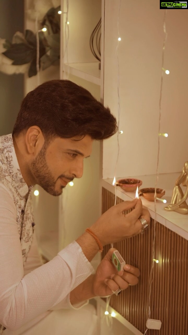 Karan Kundrra Instagram - Mom ko as promised #FestiveAura ki photo bhej di hai aur unko pasand bhi aa gayi 😊 @vivo_india V29’s Night Portrait with Smart Aura Light feature ne low light situation master karwa di. You go get yours today on vivo.com/in! #vivoV29 #TheMasterpiece #DelightEveryMoment #ThePortraitMasterpiece #vivoindia