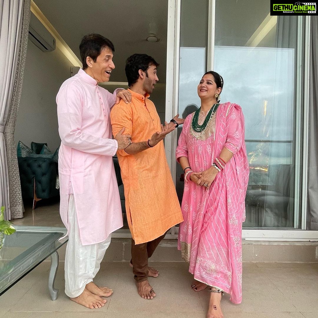 Karan Sharma Instagram - Had great Darshan of Bappa at your new house sir @soorajthapar @diptisthapar .. May Bappa Bless you with lots of happiness and success! π€πβ€οΈ ! - . kuch purane dost bhi mil gaye ππ ! @i_ashisinghh @sharainkhanduja_official @ridtiwari